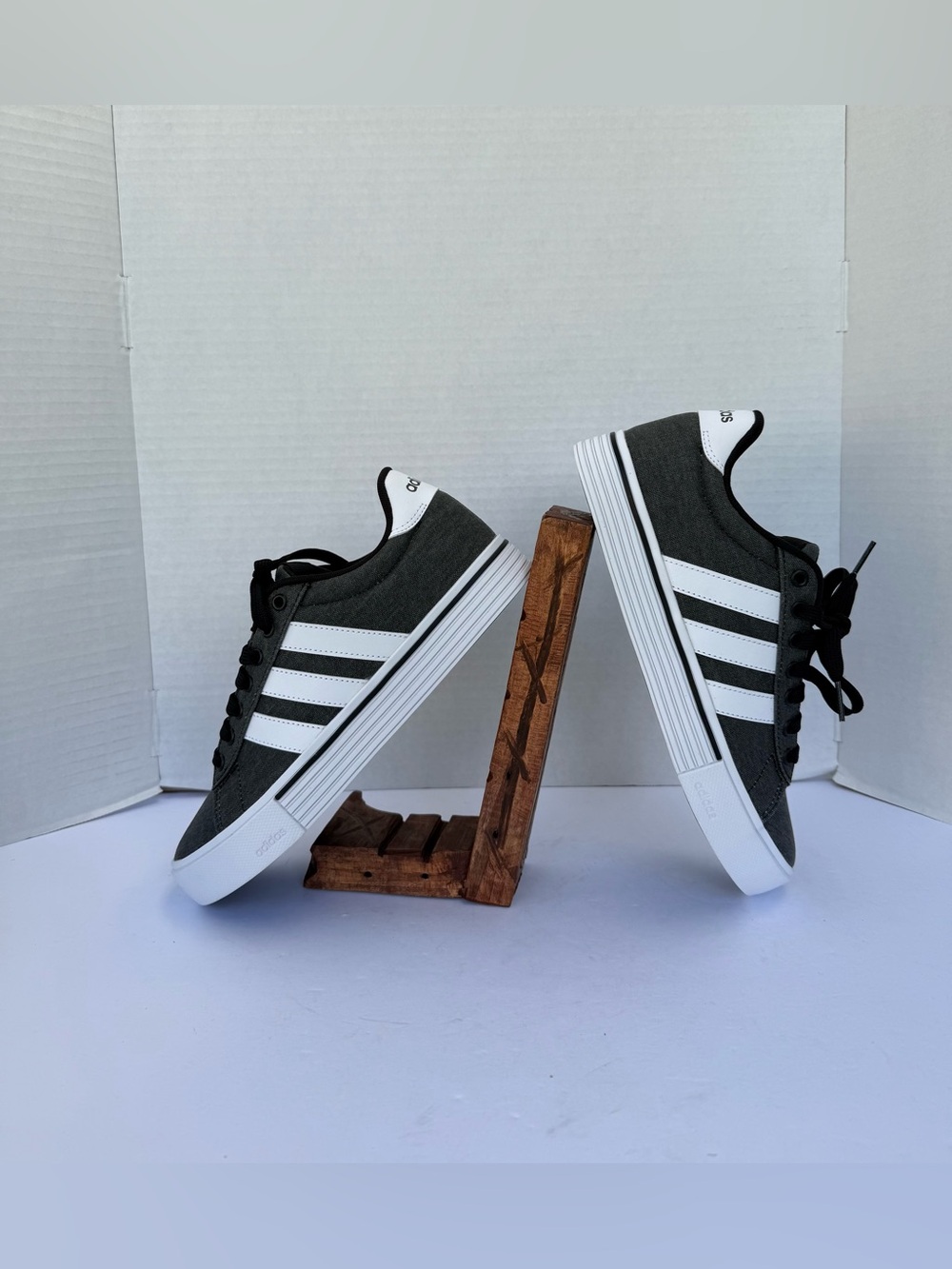 Adidas Daily 4.0 Sneakers  Low Top Casual Sneakers Men’s 7 Women’s 8 IF4496 New